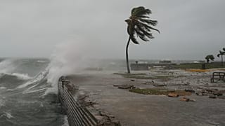 Waves splash in Kingston, Jamaica, as Hurricane Melissa approaches o Tuesday 28 October 2025.