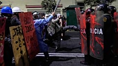 Bei einem Protest stoßen Demonstrierende mit der Polizei zusammen.