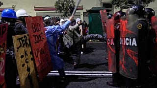 Confrontam-se manifestantes e polícia durante protesto