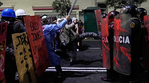 Los manifestantes se enfrentan a la Policía durante una protesta