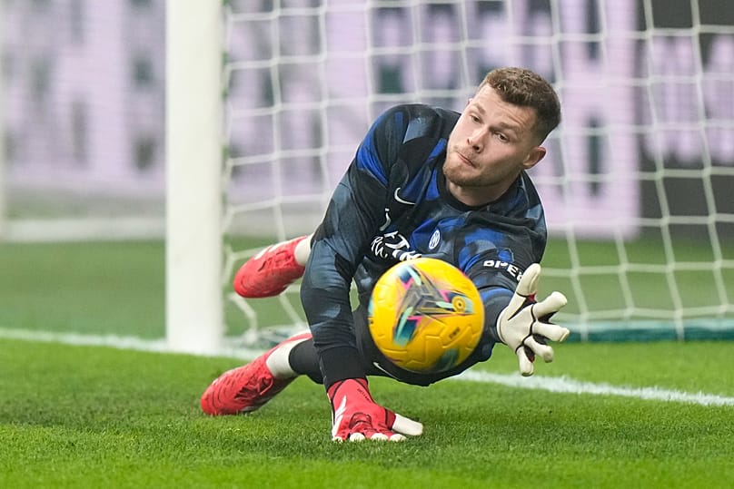 Bramkarz Interu Mediolan, Josep Martínez, rozgrzewa się przed meczem pomiędzy Interem Mediolan a Genoą, który odbył się na stadionie San Siro w Mediolanie