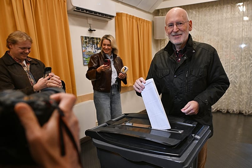 Frans Timmermans, del bloque bipartidista de centro-izquierda del Partido Laborista y la Izquierda Verde, deposita su voto en un colegio electoral en Maastricht, Países Bajos, miércoles 29 de octubre de 2025.