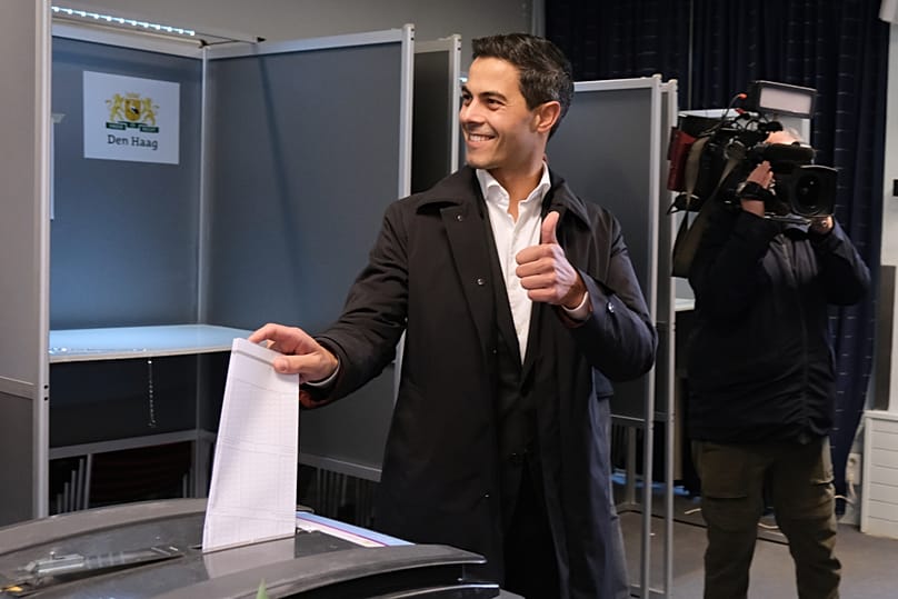 Rob Jetten, líder del partido de centro-izquierda D66, deposita su voto en un colegio electoral durante las elecciones generales en La Haya, Países Bajos, miércoles 29 de octubre de 2025.