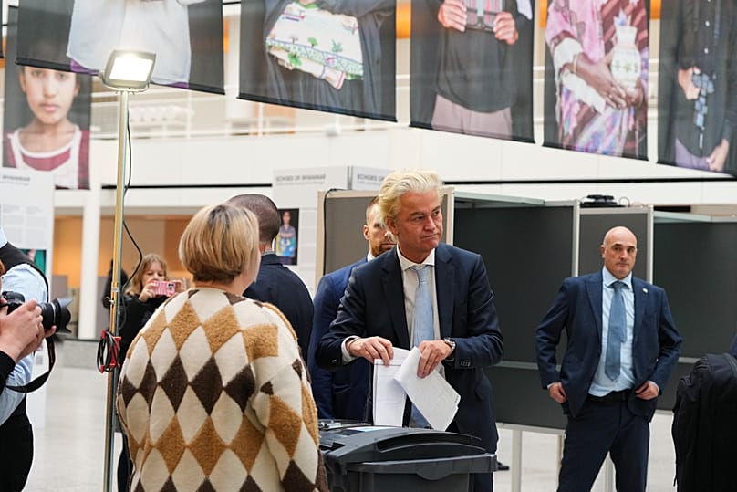 El legislador de extrema derecha Geert Wilders, en el centro, se prepara para depositar su voto en un colegio electoral en La Haya, Países Bajos, el miércoles 29 de octubre de 2025.