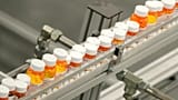 Bottiglie di medicinali si muovono su un nastro trasportatore in un magazzino di una farmacia di vendita per corrispondenza a Florence, New Jersey, 10 luglio 2018.