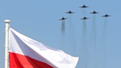 Mig-29-Flugzeuge der polnischen Luftwaffe während einer Militärparade anlässlich des Tages der polnischen Armee in Warschau, Polen, Samstag, 15. August 2015. 