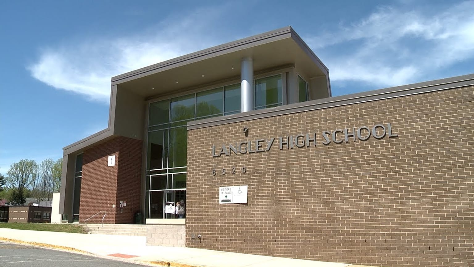 A virginiai Langley High School bejárata