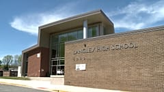 A virginiai Langley High School bejárata