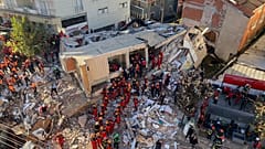 Feuerwehrleute und Rettungskräfte suchen nach dem Einsturz eines Wohngebäudes in Gebze, Türkei, am 29. Oktober 2025 nach Verschütteten.