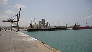 سفينة شحن وناقلة نفط متوقفتين أثناء رسوّهما في ميناء