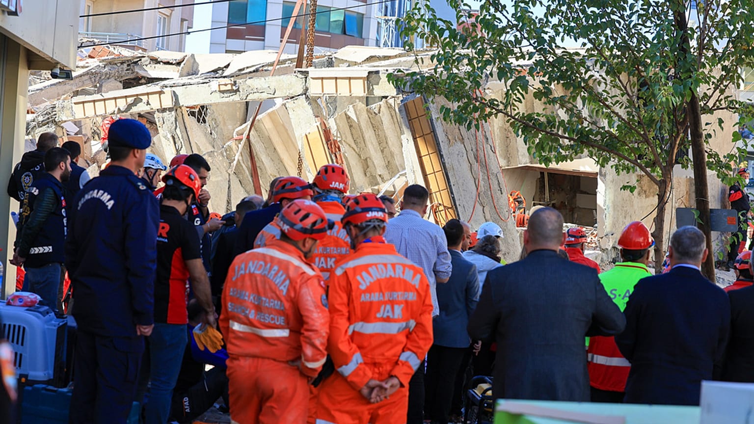 Πυροσβέστες και ομάδες διάσωσης αναζητούν παγιδευμένους ανθρώπους μετά την κατάρρευση ενός κτιρίου κατοικιών στο Γκεμπζέ της Τουρκίας, στις 29 Οκτωβρίου 2025.
