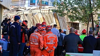 Πυροσβέστες και ομάδες διάσωσης αναζητούν παγιδευμένους ανθρώπους μετά την κατάρρευση ενός κτιρίου κατοικιών στο Γκεμπζέ της Τουρκίας, στις 29 Οκτωβρίου 2025.