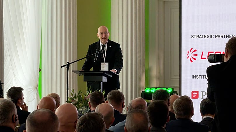 El embajador italiano en Polonia, Luca Franchetti Pardo, durante el V Foro Aeroespacial italo-polaco, Varsovia, 29.10.2025.