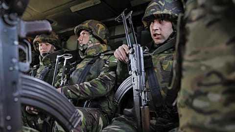 عناصر من القوات الرومانية يحملون أسلحتهم داخل مروحية UH-60 بلاك هوك تابعة للجيش الأمريكي، خلال التمرين الجوي المشترك بين الولايات المتحدة ورومانيا