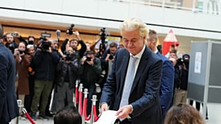 Geert Wilders, a Szabadságpárt (PVV) vezetője leadja a szavazatát Hágában