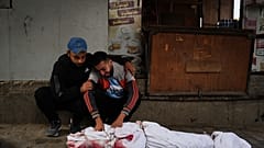 يحيى عيد ينعى جثمان ابن أخيه شعبان عيد البالغ من العمر 10 سنوات، والذي قتل في غارة للجيش الإسرائيلي على مخيم البريج، الأربعاء 29 أكتوبر/تشرين الأول 2025. 