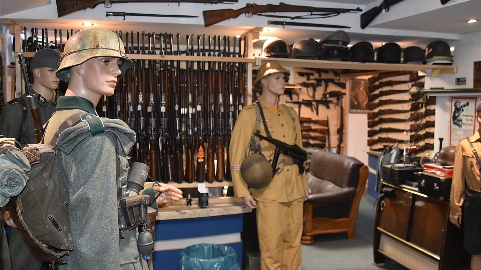 Waffenarsenal in Remscheider Keller