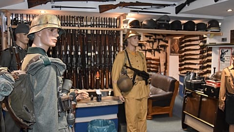 Waffenarsenal in Remscheider Keller