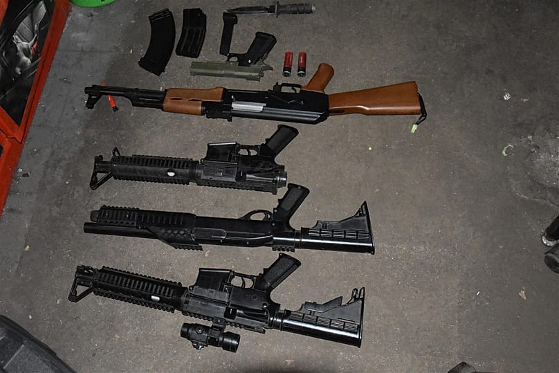 Gewehre auf dem Boden des Kellers