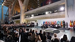 Sel felaketinde ölenlerin anısına düzenlenen törenden bir görüntü, 29 Ekim 2025