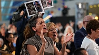 Dos víctimas de la tragedia reaccionan durante el funeral de Estado celebrado en el Oceanografic de Valencia un año después de la tragedia