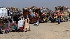 لاجئون أفغان يتجمعون بجوار شاحنات محملة بأمتعتهم في انتظار دورهم للمغادرة إلى وطنهم عبر نقطة عبور حدودية تفتح جزئيًا، الحدود الباكستانية الأفغانية، الأربعاء 29 أكتوبر 2025. 