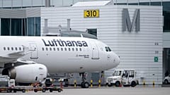 Αεροσκάφος της Lufthansa σε διάδρομο προσγείωσης