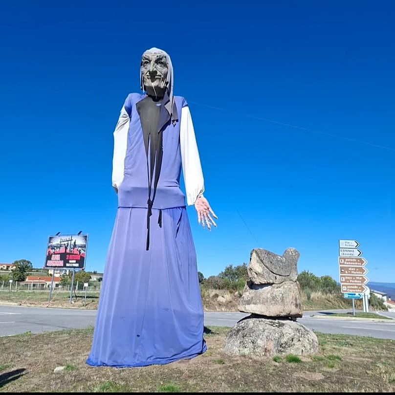 Decoração de Halloween nos preparativos para a Aldeia Assombrada 2025