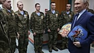 Russische Soldaten mit Präsident Wladimir Putin im Mandryk Central Militär-Krankenhaus in Moskau, Russland, 29. Oktober 2025