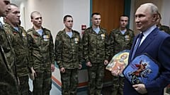 Präsident Wladimir Putin hält russisch-orthodoxe Ikonen, während er sich mit in der Ukraine verwundeten Soldaten im Zentralen Militärkrankenhaus Mandryk trifft, 29. Oktober 2025
