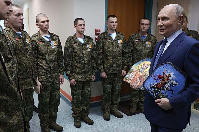 El Presidente Vladimir Putin con iconos ortodoxos rusos en el Hospital Clínico Militar Central de Mandryk, en Moscú, el miércoles 29 de octubre de 2025, con soldados.