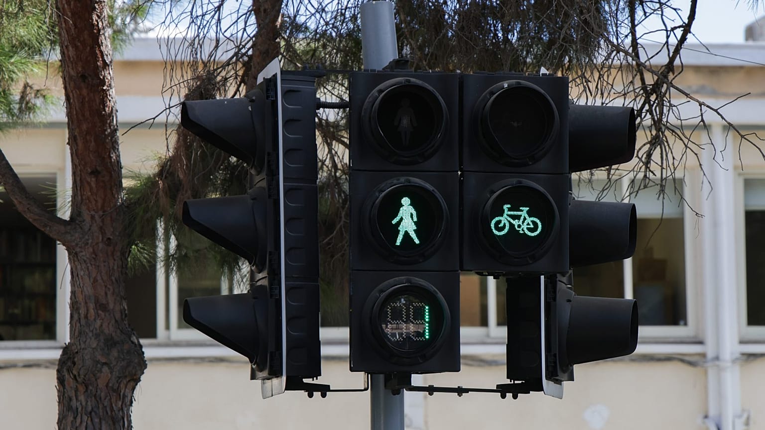 Φανάρια με γυναικείες φιγούρες