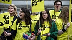 Varios manifestantes piden al Gobierno que introduzca un proyecto de ley contra la evasión fiscal frente a Downing Street en Londres, el 9 de mayo de 2015