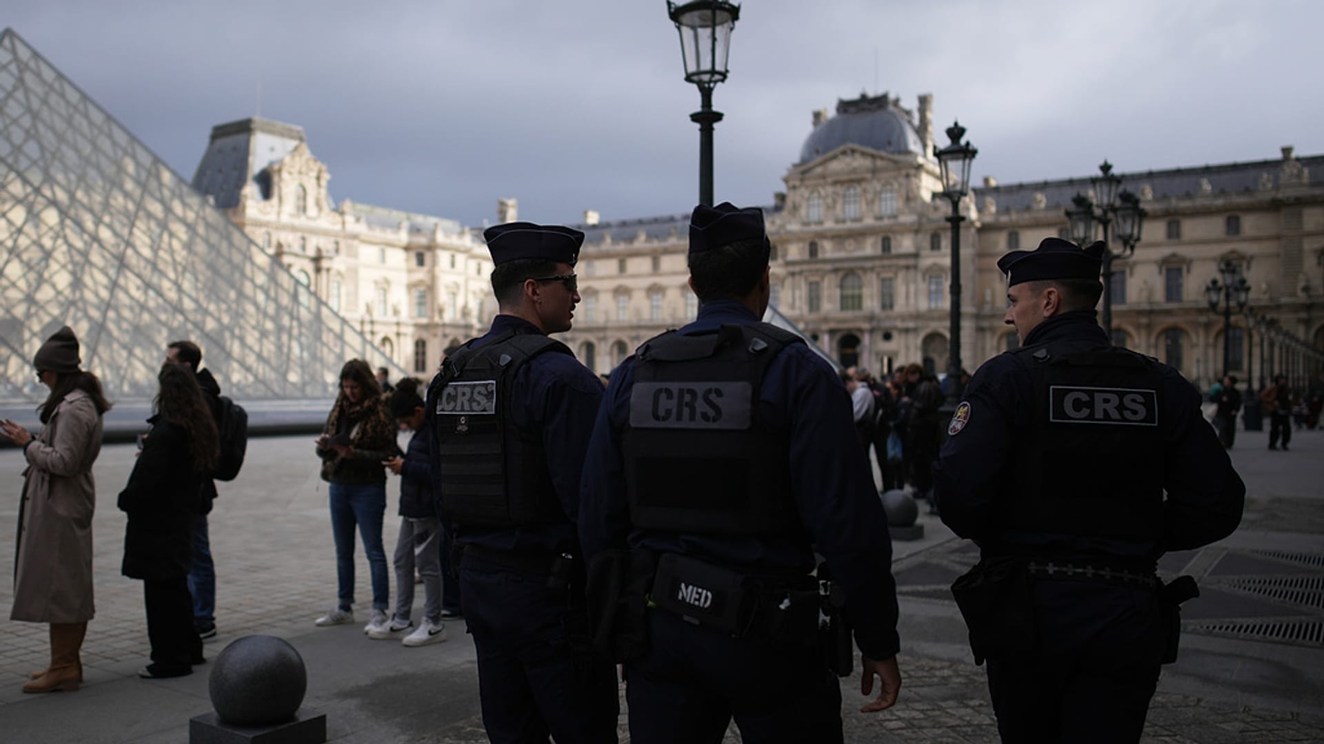 Agentes de policía ante el Louvre, lunes 27 de octubre de 2025.