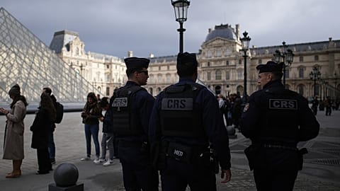 Policiers devant le Louvre, lundi 27 octobre 2025.