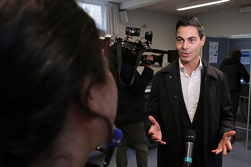 Ο Rob Jetten, ηγέτης του κεντροαριστερού κόμματος D66, μιλάει στα μέσα ενημέρωσης μετά την ψηφοφορία σε εκλογικό τμήμα στη Χάγη, 29 Οκτωβρίου 2025.