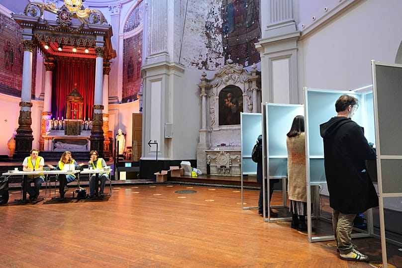 Άνθρωποι στέκονται σε κάλπες ψηφοφορίας στην εκκλησία De Duif στο Άμστερνταμ, 29 Οκτωβρίου 2025