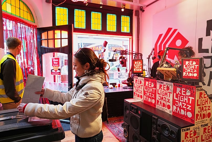 Μια γυναίκα ψηφίζει στο Red Light Jazz Radio που λειτουργεί ως εκλογικό κέντρο κατά τη διάρκεια των γενικών εκλογών στο Άμστερνταμ, 29 Οκτωβρίου 2025