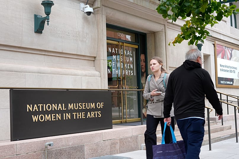 يمر الناس أمام المدخل الرئيسي للمتحف الوطني للمرأة في الفنون في وسط مدينة واشنطن، الأربعاء 29 أكتوبر/تشرين الأول 2025.