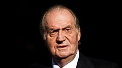 DOSSIER : Le roi émérite Juan Carlos I d'Espagne quitte la salle après l'ouverture officielle du Parlement à Madrid, mardi 27 décembre 2011.