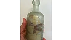 Deb Brown hat dieses Foto bereitgestellt. Es zeigt eine Flasche mit Briefen im Inneren in Condingup, Australien, am Samstag, 25. Oktober 2025.