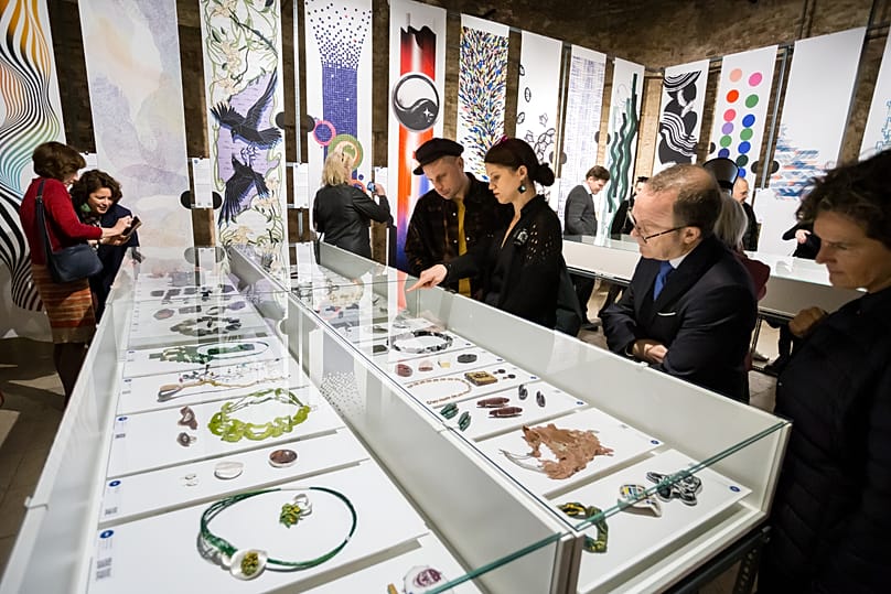 Előtérben az ékszerek, háttérben a textíliák láthatók a kiállítás egy részletén