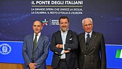 Από αριστερά: ο υφυπουργός Alessandro Morelli, ο αναπληρωτής πρωθυπουργός και υπουργός Μεταφορών Matteo Salvini και ο διευθύνων σύμβουλος της εταιρείας που είναι υπεύθυνη για τη γέφυρα Pietro Ciucci