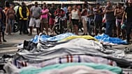 ينظر الناس إلى الجثث التي صفها السكان لأولئك الذين قُتلوا في اليوم السابق خلال مداهمة الشرطة لعصابة كوماندو فيرميلهو في ريو دي جانيرو بالبرازيل، الأربعاء 29 أكتوبر 2025.