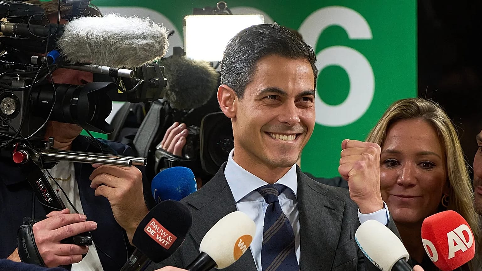 Rob Jetter, líder del D66, celebra los resultados de las elecciones en La Haya, el jueves 30 de octubre de 2025