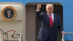 Le président Donald Trump monte à bord d'Air Force One à l'aéroport international de Gimhae à Busan, en Corée du Sud, le jeudi 30 octobre 2025, en route pour la base conjointe d'Andrews, dans le Maryland (AP Photo/Mark 