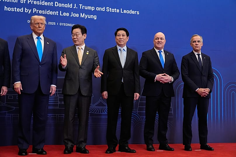 الرئيس الكوري الجنوبي لي جاي ميونغ يلتقط صورة مع قادة دوليين، بينهم الرئيس الأمريكي دونالد ترامب ورئيس وزراء كندا مارك كارني، خلال حفل عشاء في جيونغجو، كوريا الجنوبية، 