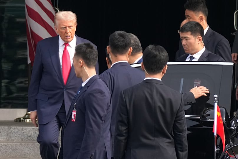 الرئيس الأمريكي دونالد ترامب والرئيس الصيني شي جينبينغ يغادران بعد اجتماع القمة في مطار جيمهاي الدولي بمدينة بوسان، كوريا الجنوبية، يوم الخميس 30 أكتوبر 2025.
