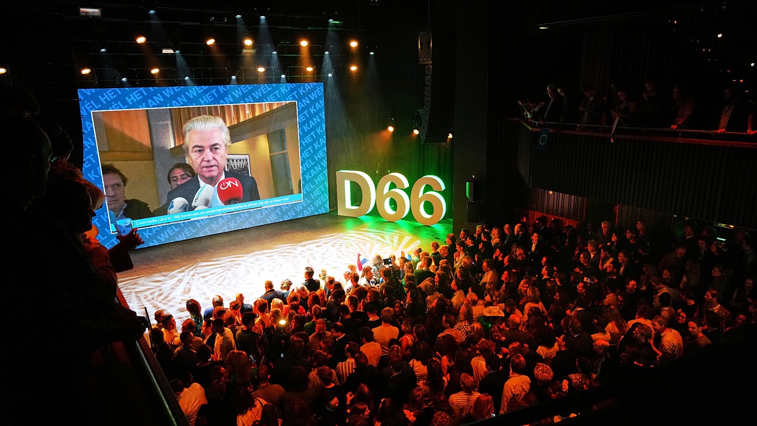 Geert Wilders aparece en una gran pantalla durante un acto electoral del partido D66.
