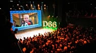 Geert Wilders aparece en una gran pantalla durante un acto electoral del partido D66.